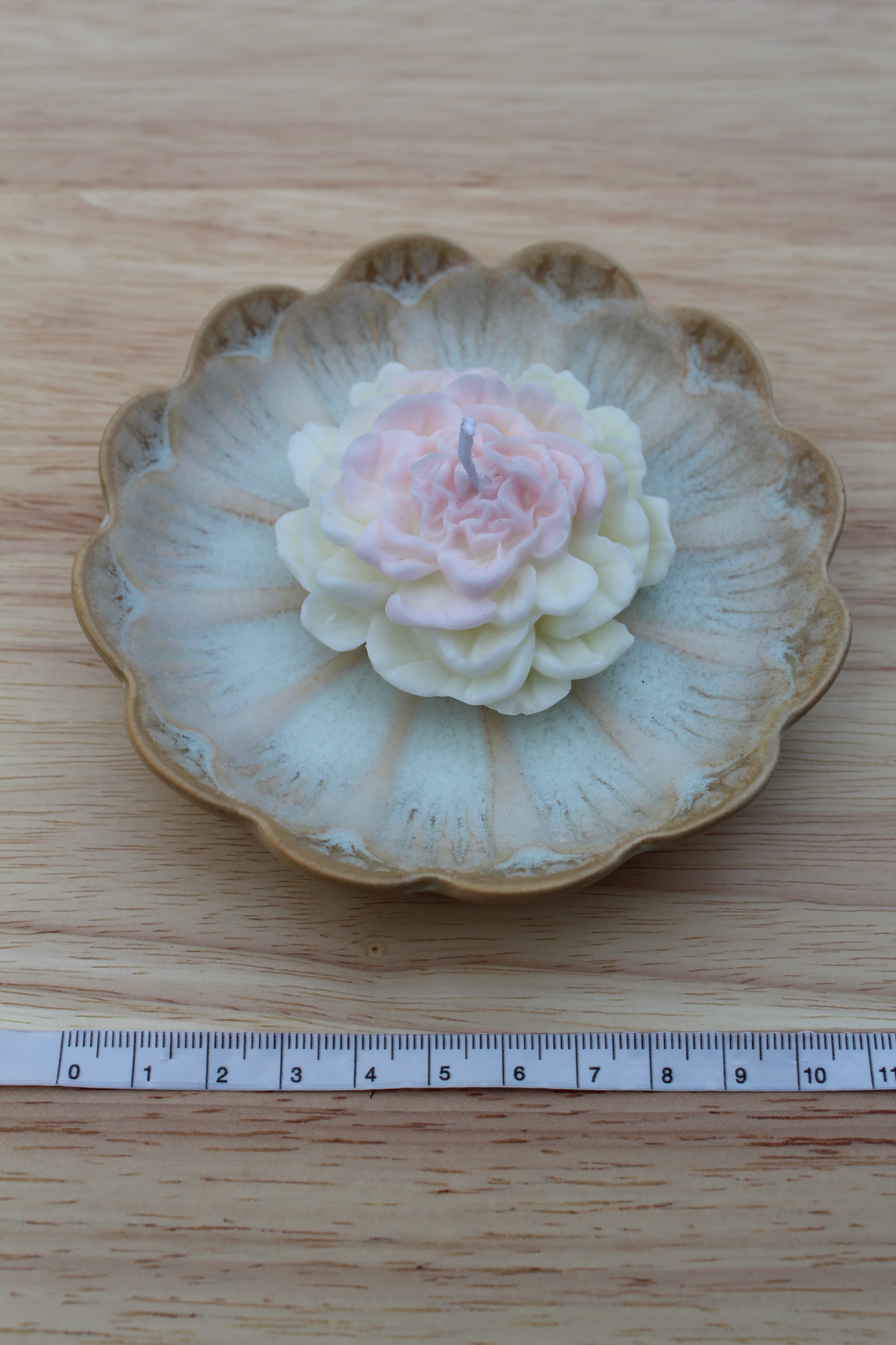Medium bi-colour peony candle with plate